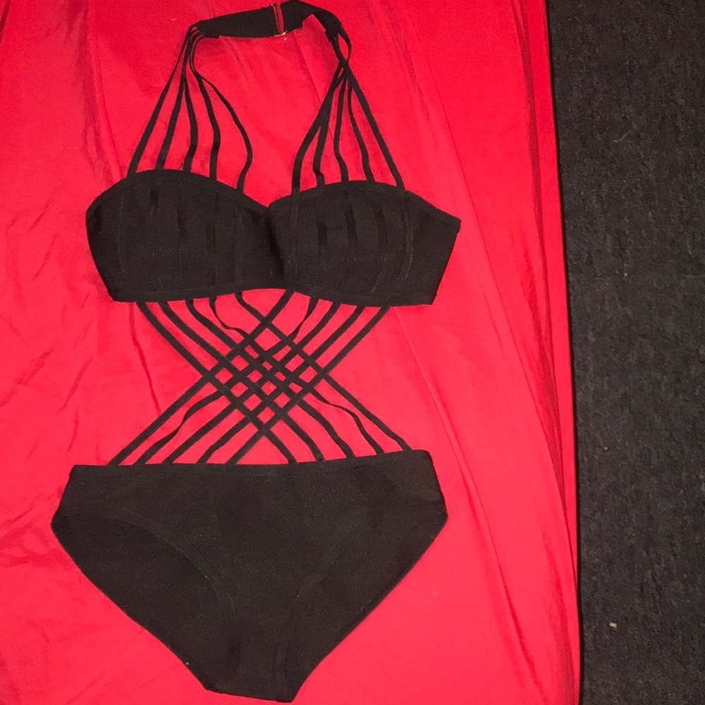 Fashion nova black monokini .